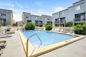 Cozy coastal condo with shared pool beach access and Wifi