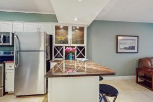 Cozy coastal condo with shared pool beach access and Wifi