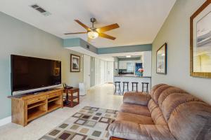 Cozy coastal condo with shared pool beach access and Wifi