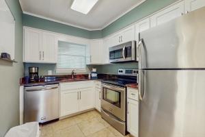 Cozy coastal condo with shared pool beach access and Wifi