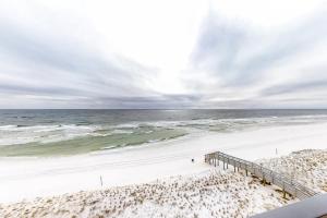 Wonderful Gulf-front condo with pool corner balcony central AC & beach access
