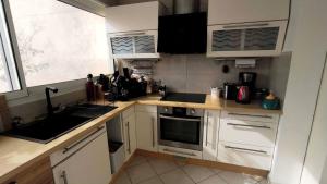 à moins de 100 m de la plage à pied