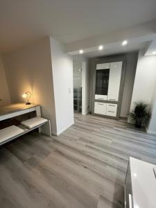 Frisch Renovierte Souterrain Wohnung