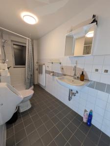 Monteurswohnung Kassel Ferienwohnung Parkplatz Küche 1- 4 Personen EG Modern
