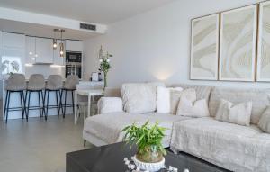 Modern 2 Bedroom Apartment with Panoramic Sea Views