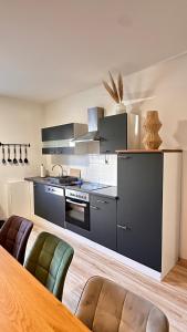 AMAO-Amber - Spacious Apartment - 10 Guests - Free Parking