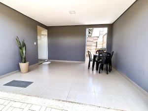 Casa 04 - Casa com 2 quartos, sendo uma suíte localizada próximo a rodoviária e o aeroporto