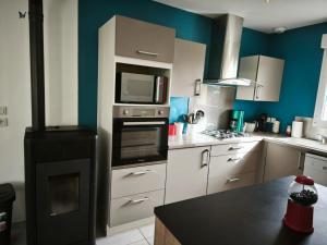 Sweet Omaha maison spacieuse avec jardin clos belle terrasse aménagée, 4 chambres 2 sdb 2 wc parking privatif 2 kms plage dOmaha Beach, 5 mn en voiture superette, proche Port en Bessin