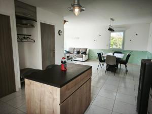 Sweet Omaha maison spacieuse avec jardin clos belle terrasse aménagée, 4 chambres 2 sdb 2 wc parking privatif 2 kms plage dOmaha Beach, 5 mn en voiture superette, proche Port en Bessin