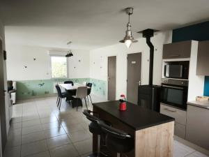 Sweet Omaha maison spacieuse avec jardin clos belle terrasse aménagée, 4 chambres 2 sdb 2 wc parking privatif 2 kms plage dOmaha Beach, 5 mn en voiture superette, proche Port en Bessin