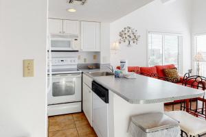 Loft-like condo with balcony easy beach access pools hot tubs & tennis