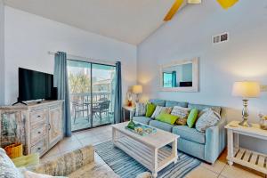 Beautiful condo with shared pools full kitchen private washer dryer