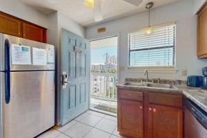 Beautiful condo with shared pools full kitchen private washer dryer
