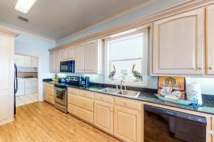 Unforgettable Beachfront Condo wBalcony Gulf Views AC Shared Pool Hot Tub