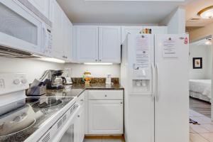 Bright & breezy condo with Gulf view pools & beach access