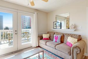 Top-floor condo with pool & great views - close to the beach