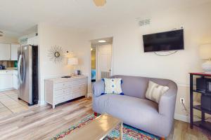 Top-floor condo with pool & great views - close to the beach