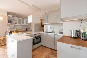 Three bedrooms with rooftop terrace in JLP