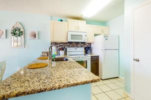 Second Floor Condo w Shared Pool & Hot Tub WiFi Central AC and Washer Dryer