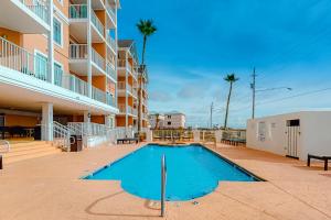 Second Floor Condo w Shared Pool & Hot Tub WiFi Central AC and Washer Dryer