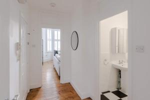 Generous 2-bed Apartment near Queens Park