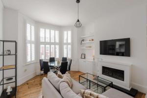 Generous 2-bed Apartment near Queens Park