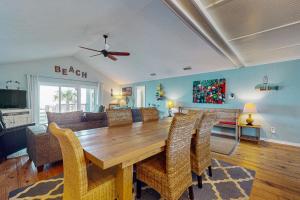 Island Gem on the Water With Private Dock Large Deck Gas Grill & WiFi - Dogs OK