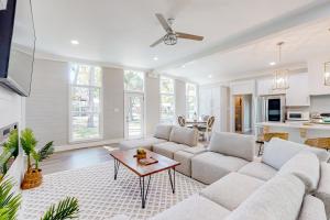 Modern dog-friendly home in the heart of island with hot tub & screened lanai