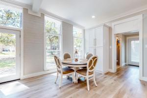 Modern dog-friendly home in the heart of island with hot tub & screened lanai