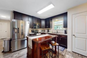 Seven Rings Dog-friendly house with back patio grill streaming washer dryer