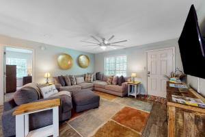 Seven Rings Dog-friendly house with back patio grill streaming washer dryer