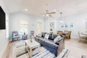 Peace & Sea-Renity Dog-friendly house with deck patio & easy beach access