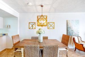 Sunny Beachfront Condo w Free WiFi Furnished Balcony Shared Pool