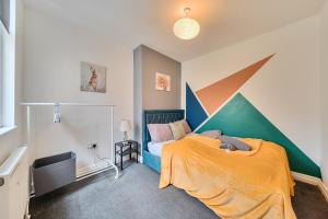 Six Bedroom Group Home near MediaCityUK with Garden and Lockbox Check In