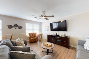 Dog-friendly home with sound-side deck full kitchen & fantastic views