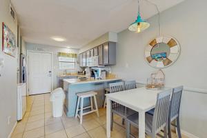 Beachview condo with community pools grills and internet