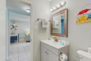 Beachview condo with community pools grills and internet