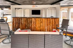 Dog-friendly beach stay with a balcony grill outdoor bar swing W&D & AC