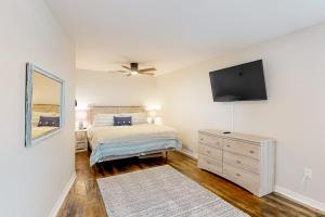 Dog-friendly beach stay with a balcony grill outdoor bar swing W&D & AC