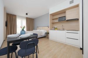 Bright Apartments with Air Conditioning, close to the Metro Station and PGE National by Noclegi Renters