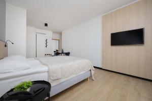 Bright Apartments with Air Conditioning, close to the Metro Station and PGE National by Noclegi Renters