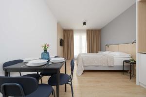 Bright Apartments with Air Conditioning, close to the Metro Station and PGE National by Noclegi Renters