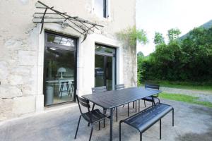 Family home peaceful setting and swimming pool!