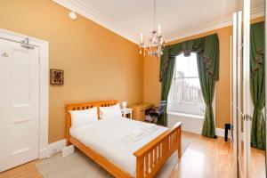 Stylish Southside Flat Near Old Town