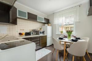 Przytulny Apartament w Centrum Blisko Plaży by Noclegi Renters