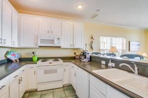 Gulf-front condo with lock-out feature shared pools & amazing views