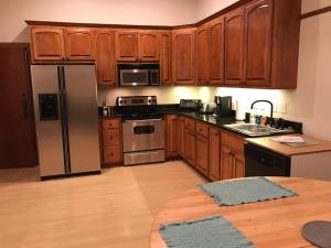 Historic Downtown Clock Tower View Condo-2 Bedroom