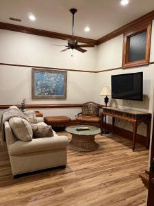 Historic Downtown Clock Tower View Condo-2 Bedroom