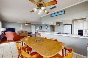 Bay-Facing Island Gem with Free WiFi AC Full Kitchen & Great Location - Dogs OK