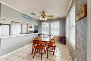 Bay-Facing Island Gem with Free WiFi AC Full Kitchen & Great Location - Dogs OK